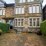 Дом отдыха Spacious Victorian Townhouse Near Hcc With Off Street Parking *