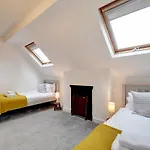 Дом отдыха Spacious Victorian Townhouse Near Hcc With Off Street Parking Харрогейт
