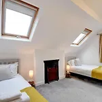 Spacious Victorian Townhouse Near Hcc With Off Street Parking