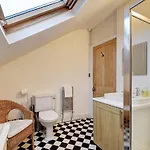 Дом отдыха Spacious Victorian Townhouse Near Hcc With Off Street Parking *