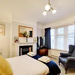 Дом отдыха Spacious Victorian Townhouse Near Hcc With Off Street Parking *