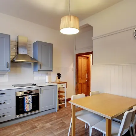 Spacious Victorian Townhouse Near Hcc With Off Street Parking