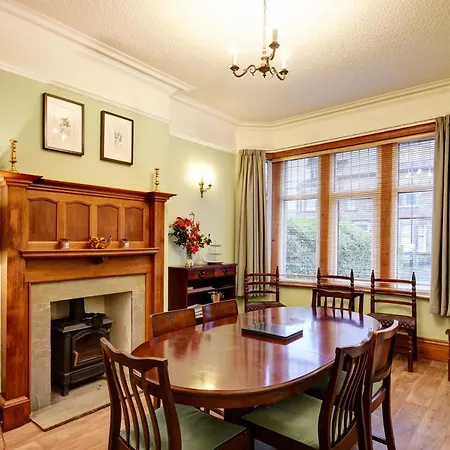 Spacious Victorian Townhouse Near Hcc With Off Street Parking Харрогейт