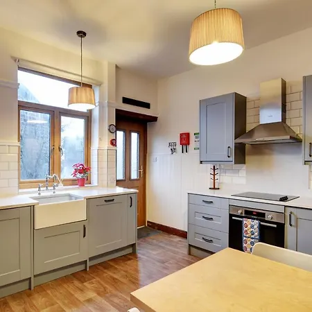 Spacious Victorian Townhouse Near Hcc With Off Street Parking * Harrogate