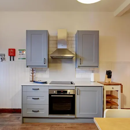 Spacious Victorian Townhouse Near Hcc With Off Street Parking Харрогейт