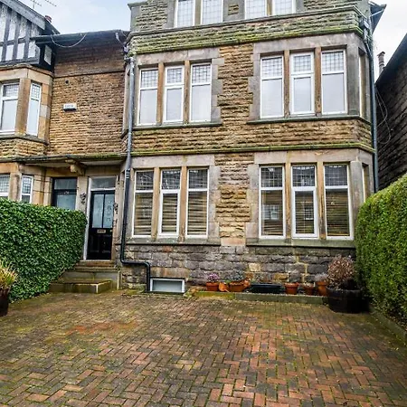 Holiday home Spacious Victorian Townhouse Near Hcc With Off Street Parking *