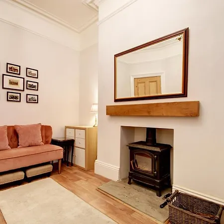 Spacious Victorian Townhouse Near Hcc With Off Street Parking