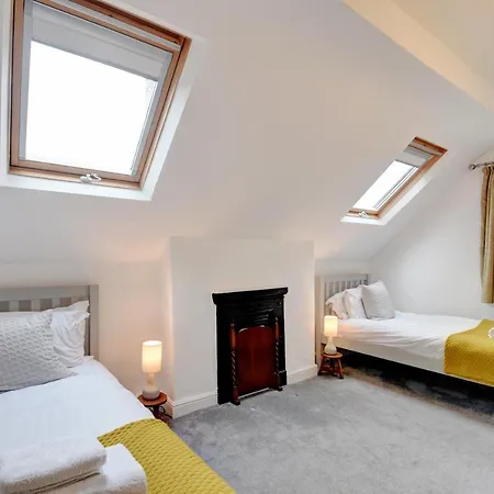 Spacious Victorian Townhouse Near Hcc With Off Street Parking