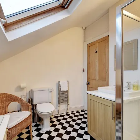 Holiday home Spacious Victorian Townhouse Near Hcc With Off Street Parking *