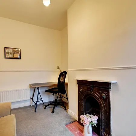 Spacious Victorian Townhouse Near Hcc With Off Street Parking 펜션