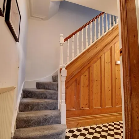 Holiday home Spacious Victorian Townhouse Near Hcc With Off Street Parking