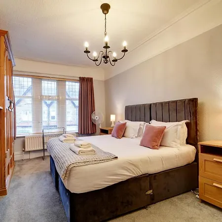 Spacious Victorian Townhouse Near Hcc With Off Street Parking Holiday home *