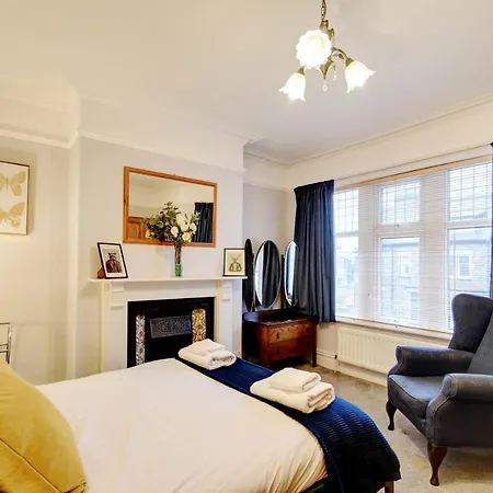 Hébergement de vacances Spacious Victorian Townhouse Near Hcc With Off Street Parking *