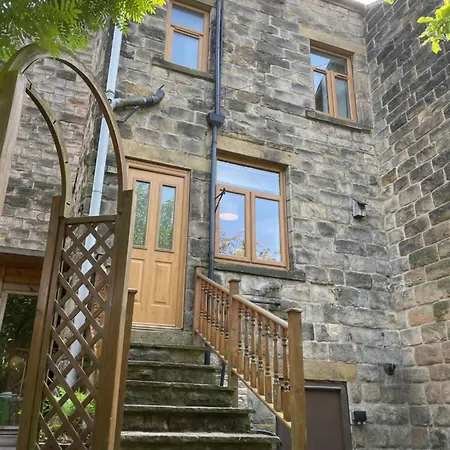 Spacious Victorian Townhouse Near Hcc With Off Street Parking *