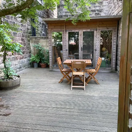 Дом отдыха Spacious Victorian Townhouse Near Hcc With Off Street Parking Харрогейт
