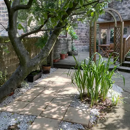 Дом отдыха Spacious Victorian Townhouse Near Hcc With Off Street Parking Харрогейт