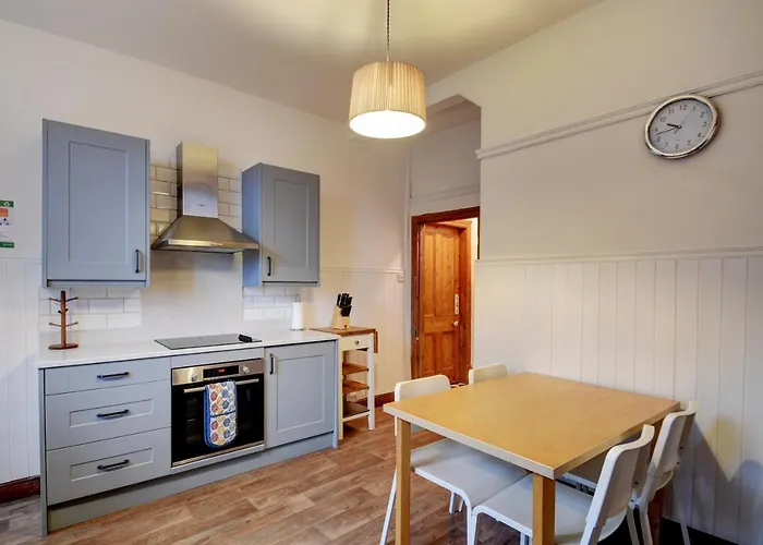 Spacious Victorian Townhouse Near Hcc With Off Street Parking