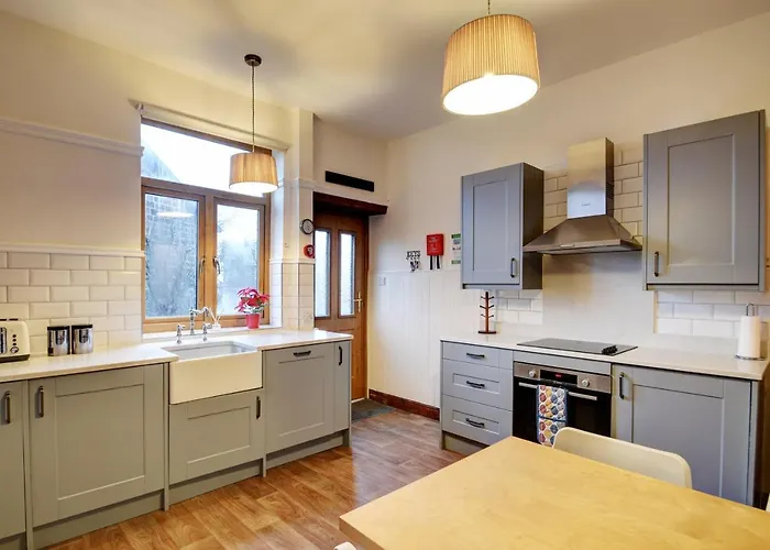 Spacious Victorian Townhouse Near Hcc With Off Street Parking * Harrogate