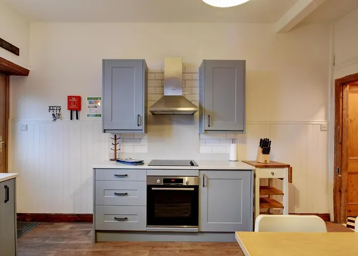 Spacious Victorian Townhouse Near Hcc With Off Street Parking Harrogate