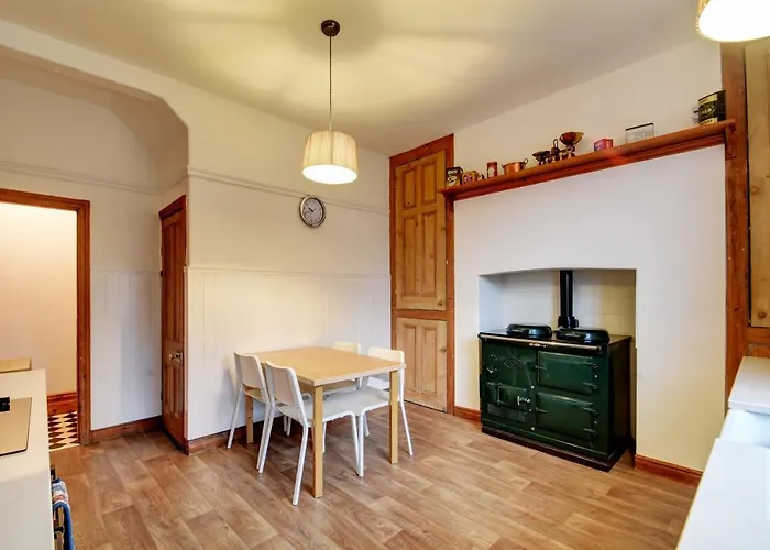 Semesterbostad Spacious Victorian Townhouse Near Hcc With Off Street Parking *