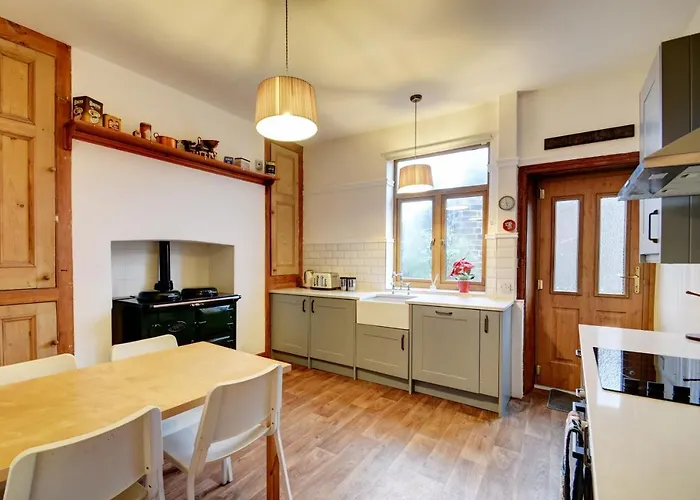 Spacious Victorian Townhouse Near Hcc With Off Street Parking *