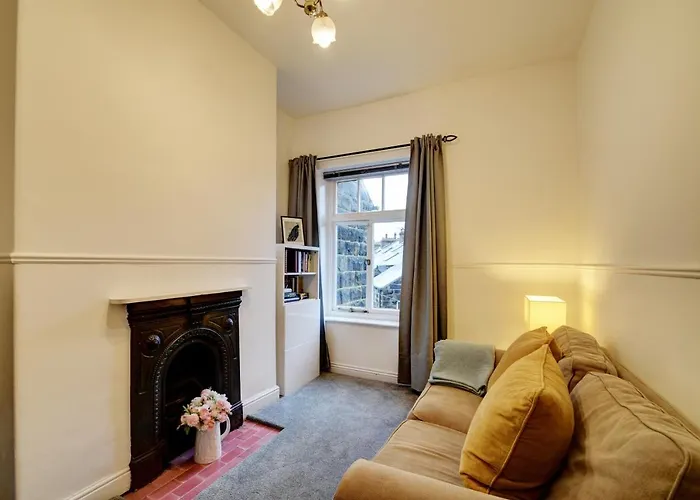 Spacious Victorian Townhouse Near Hcc With Off Street Parking *