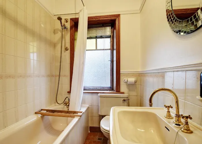 Spacious Victorian Townhouse Near Hcc With Off Street Parking * Harrogate