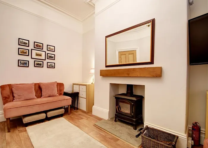 Spacious Victorian Townhouse Near Hcc With Off Street Parking