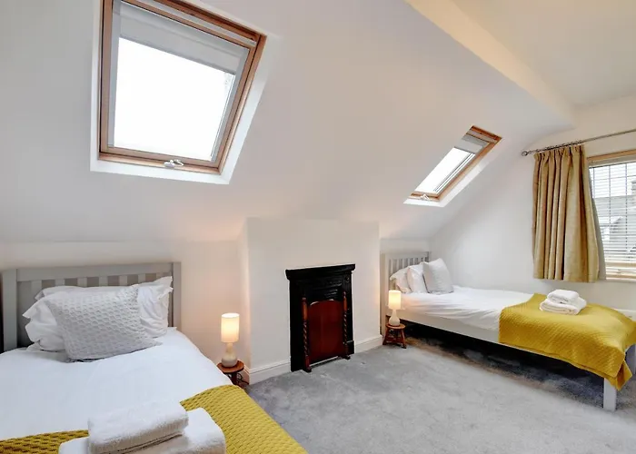 Spacious Victorian Townhouse Near Hcc With Off Street Parking