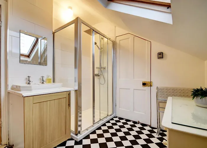 Semesterbostad Spacious Victorian Townhouse Near Hcc With Off Street Parking *