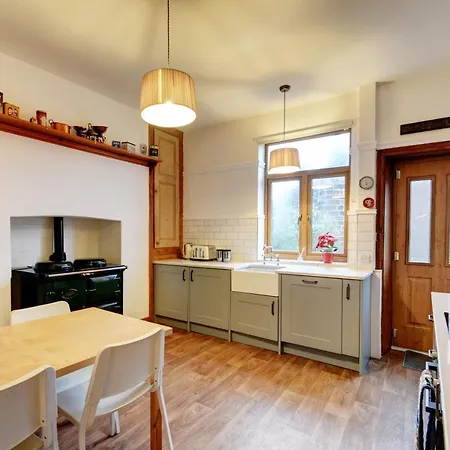 Spacious Victorian Townhouse Near Hcc With Off Street Parking *