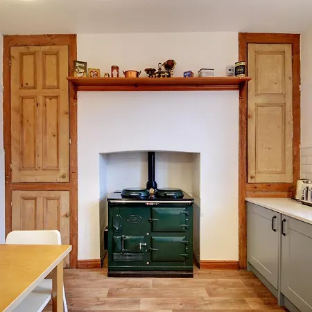 Spacious Victorian Townhouse Near Hcc With Off Street Parking * Harrogate