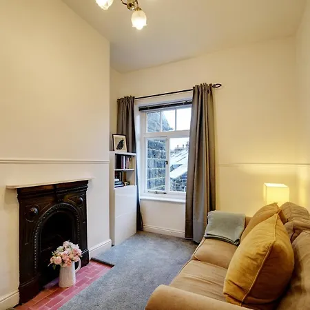Spacious Victorian Townhouse Near Hcc With Off Street Parking *