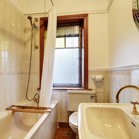 Spacious Victorian Townhouse Near Hcc With Off Street Parking * Harrogate