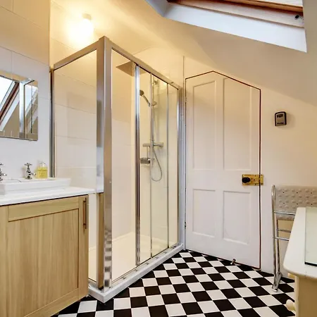 Feriehus Spacious Victorian Townhouse Near Hcc With Off Street Parking *